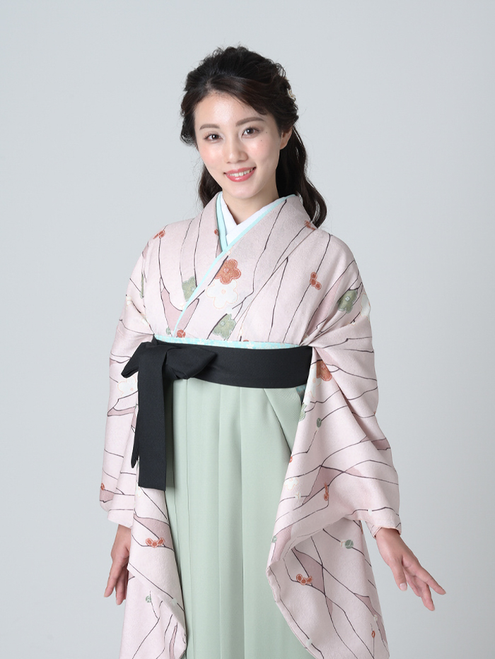 卒業袴で嬉しそうな笑顔の先生