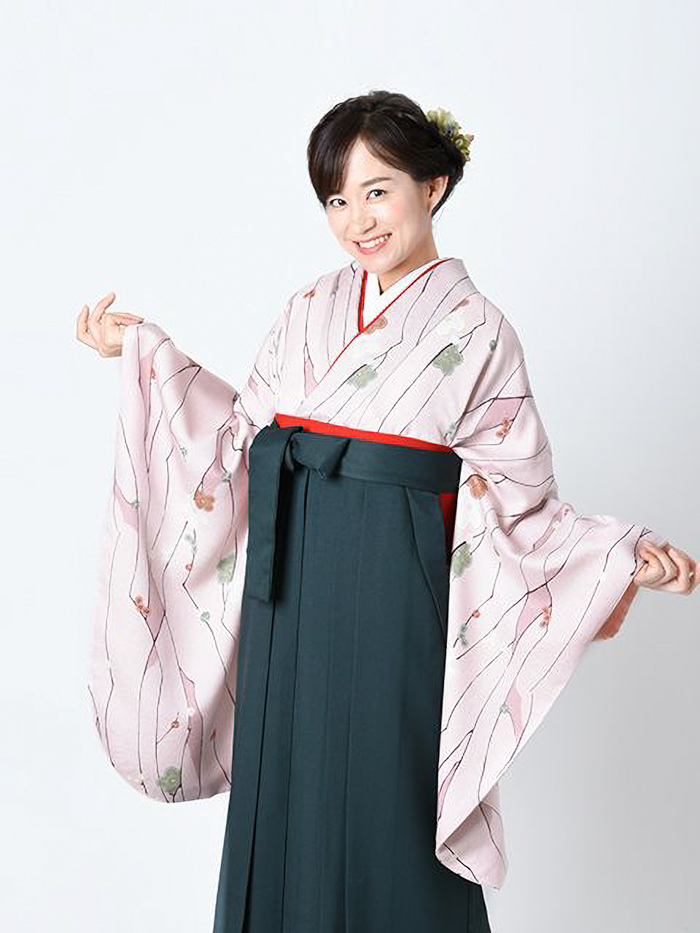 卒業袴で嬉しそうな笑顔の女性