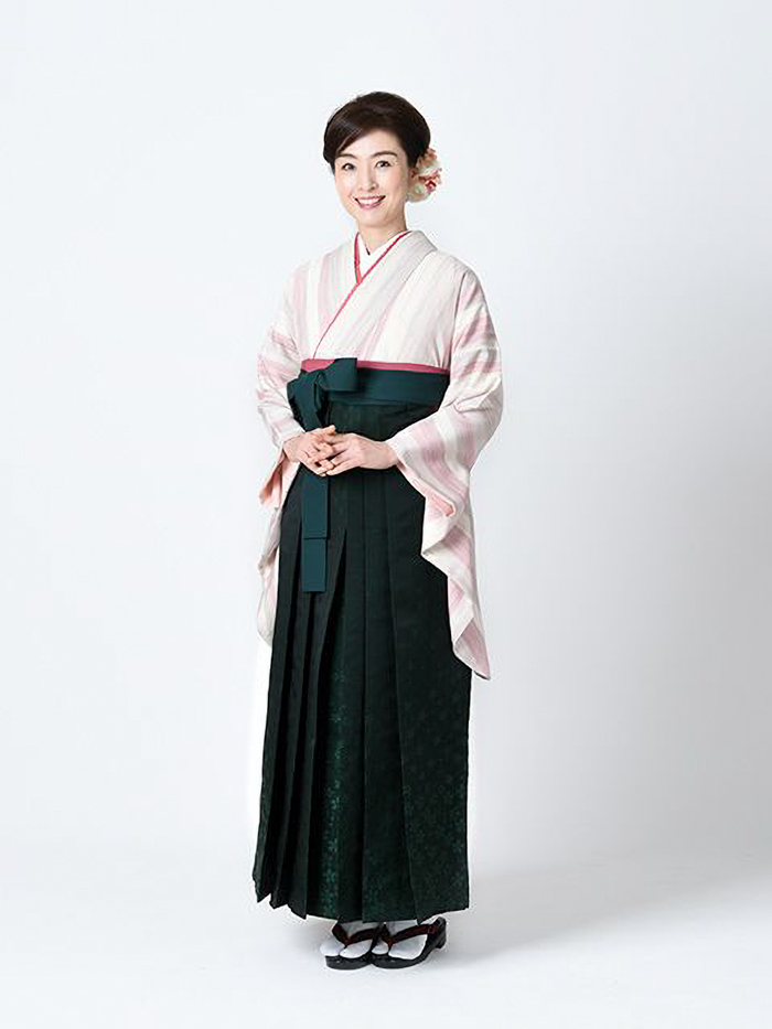 卒業袴姿の女性教員の全身