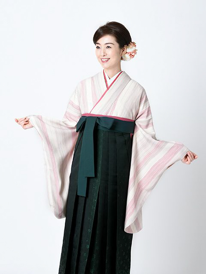 卒業袴で嬉しそうな笑顔の先生