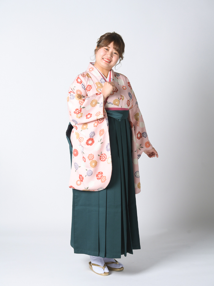 ふくよかな先生の卒業式での立ち姿