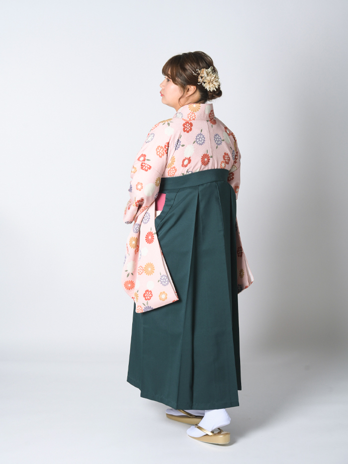 後ろ姿の女性教員