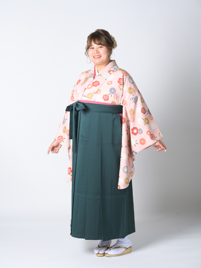 卒業袴で嬉しそうな笑顔の先生