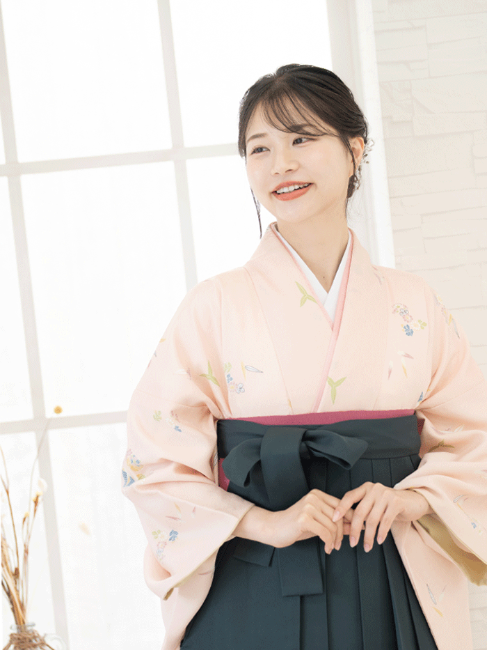 卒業袴姿の女性教員の全身