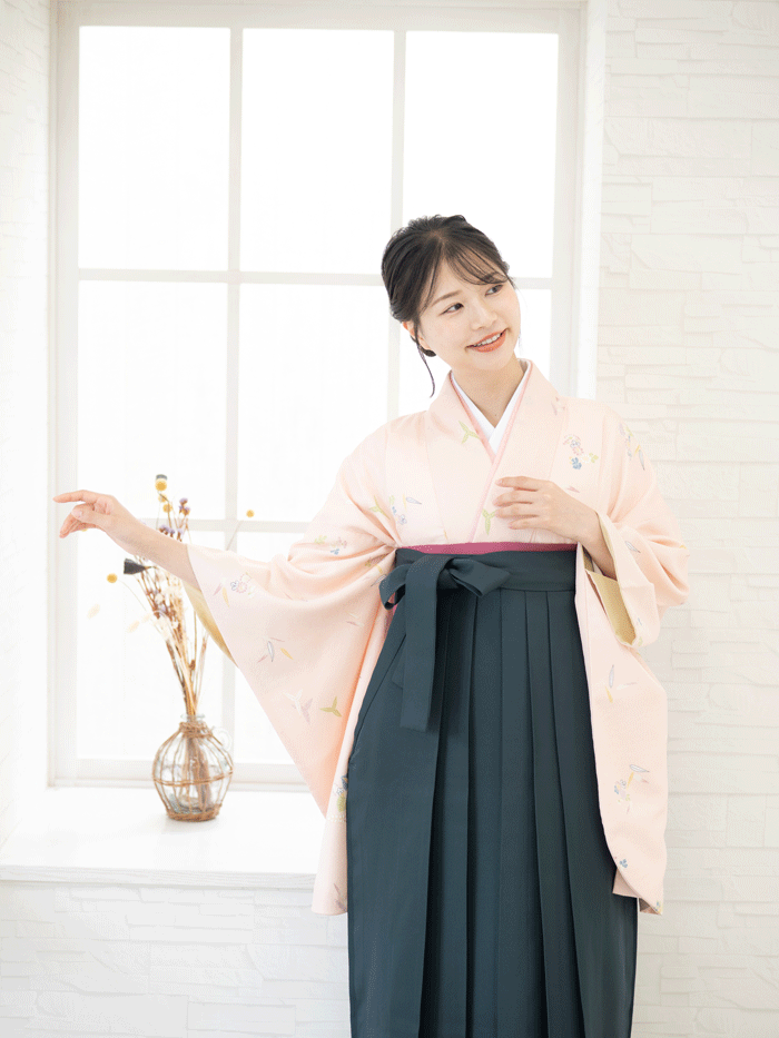卒業袴で嬉しそうな笑顔の先生