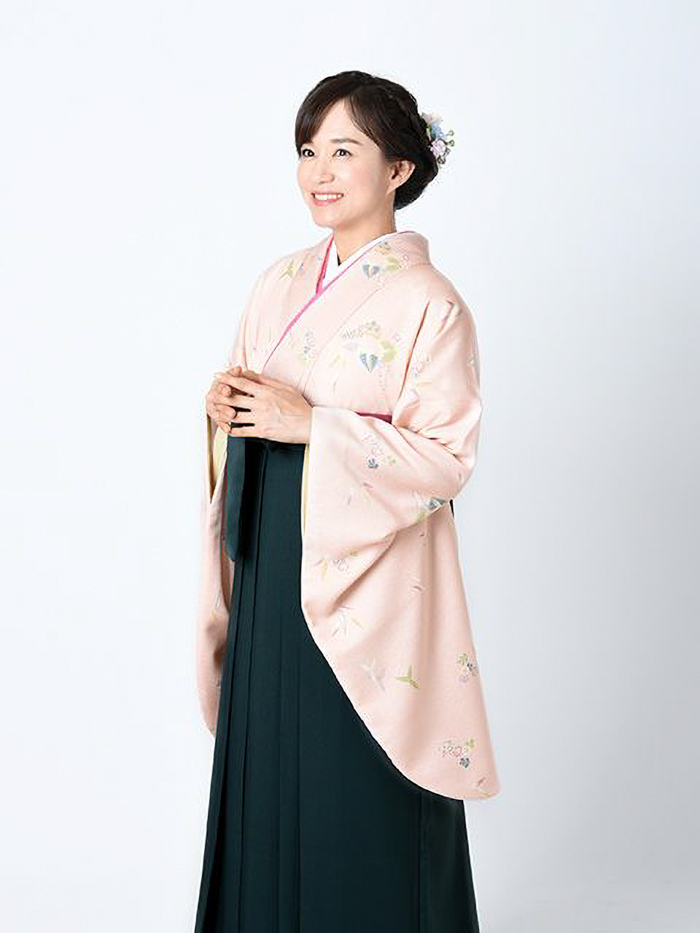 卒業袴で嬉しそうな笑顔の先生