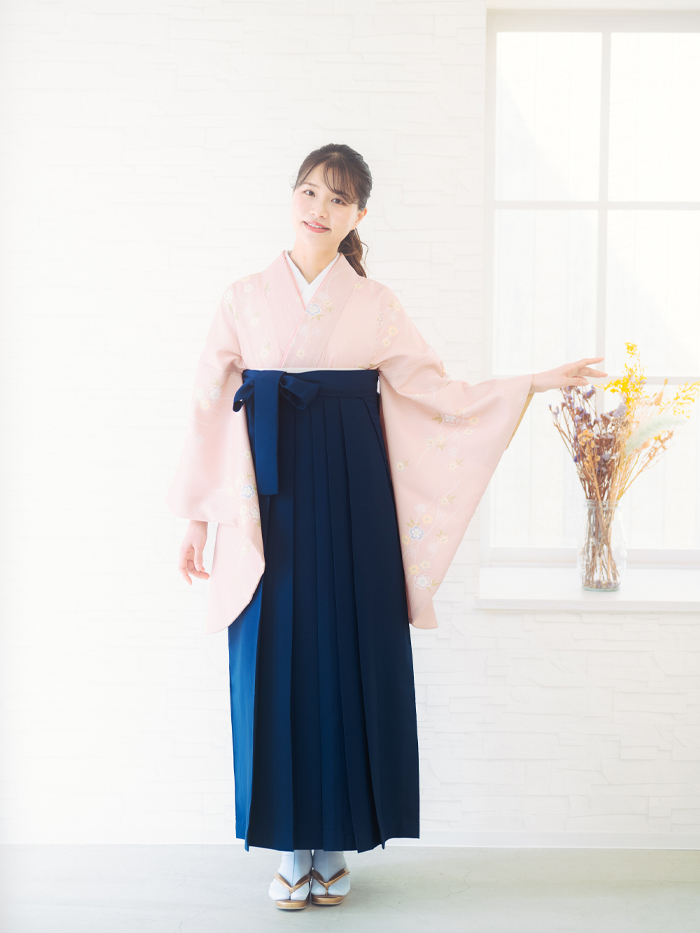 卒業袴で嬉しそうな笑顔の女性
