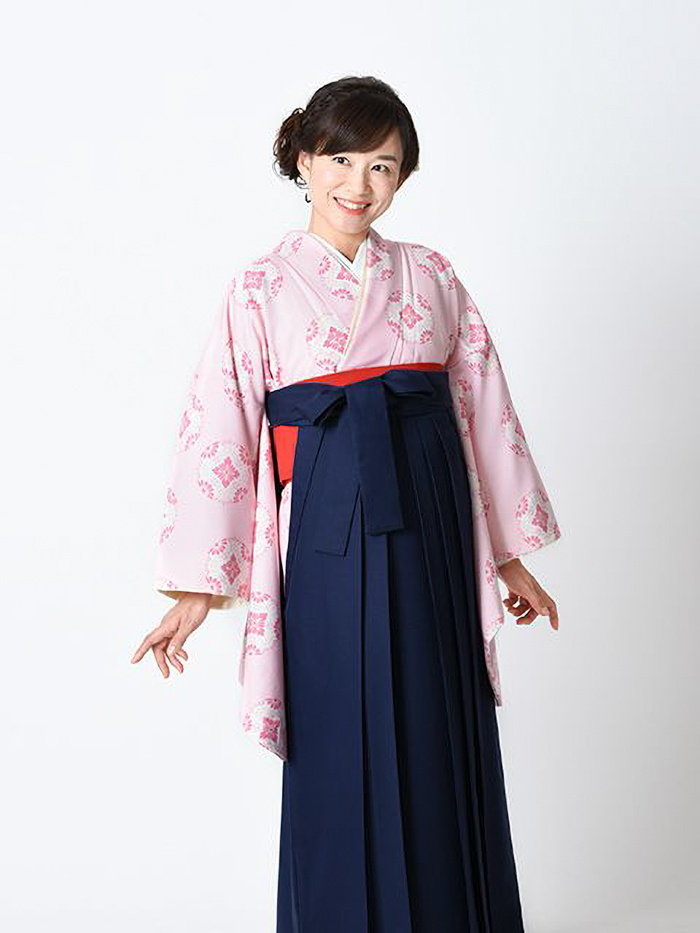 卒業袴で嬉しそうな笑顔の先生