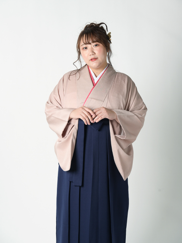 卒業袴で嬉しそうな笑顔の女性
