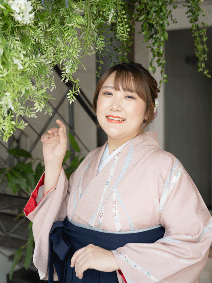 卒業袴で嬉しそうな笑顔の先生