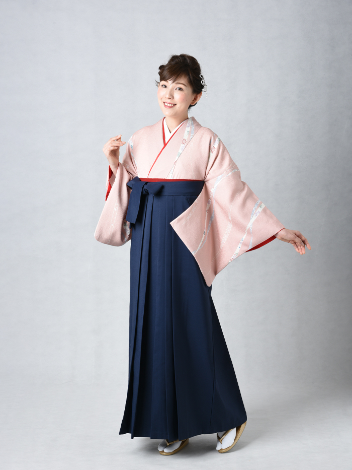 後ろ姿の女性教員