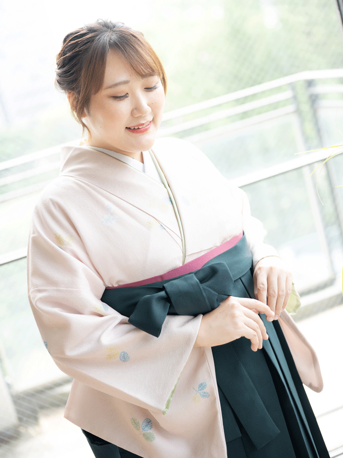 卒業袴姿の女性教員の全身