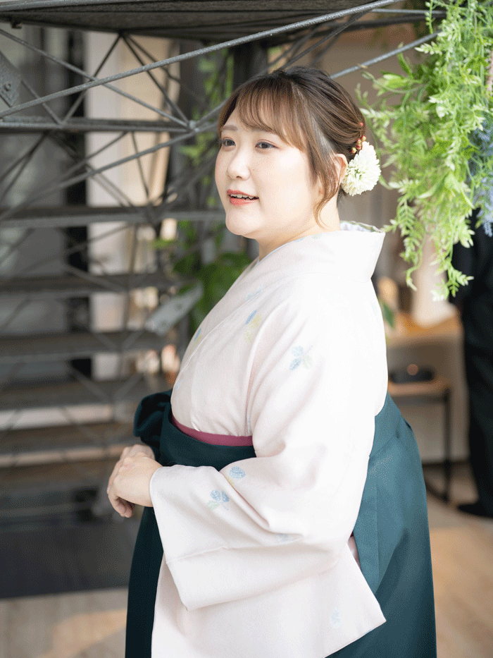 後ろ姿の女性教員