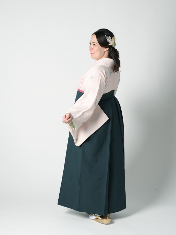後ろ姿の女性教員