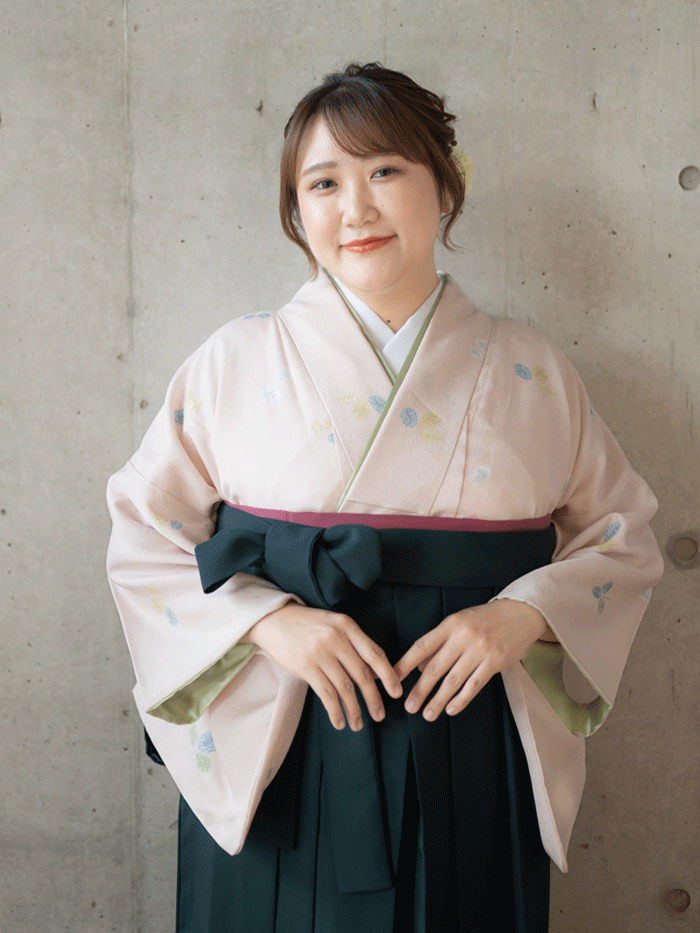 卒業袴で嬉しそうな笑顔の先生