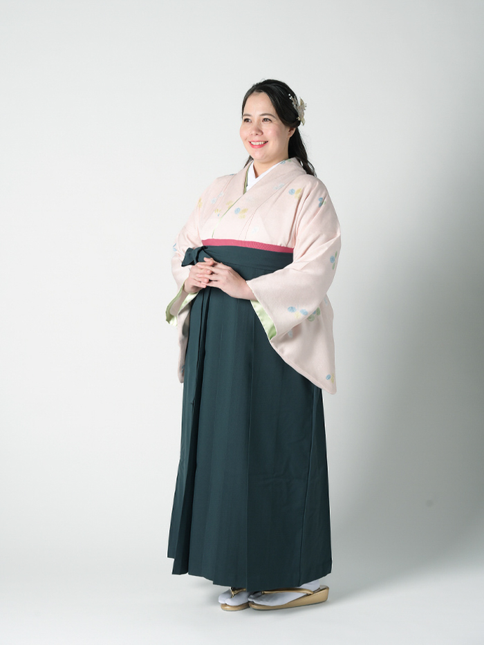 卒業袴で嬉しそうな笑顔の先生