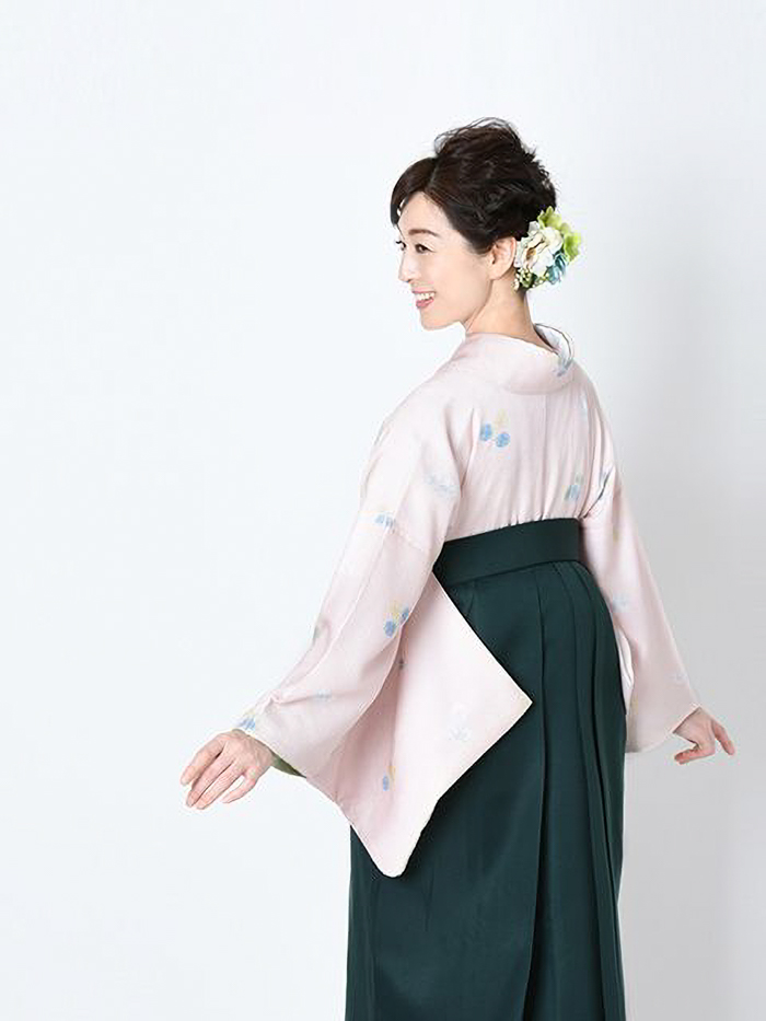 卒業袴で嬉しそうな笑顔の先生