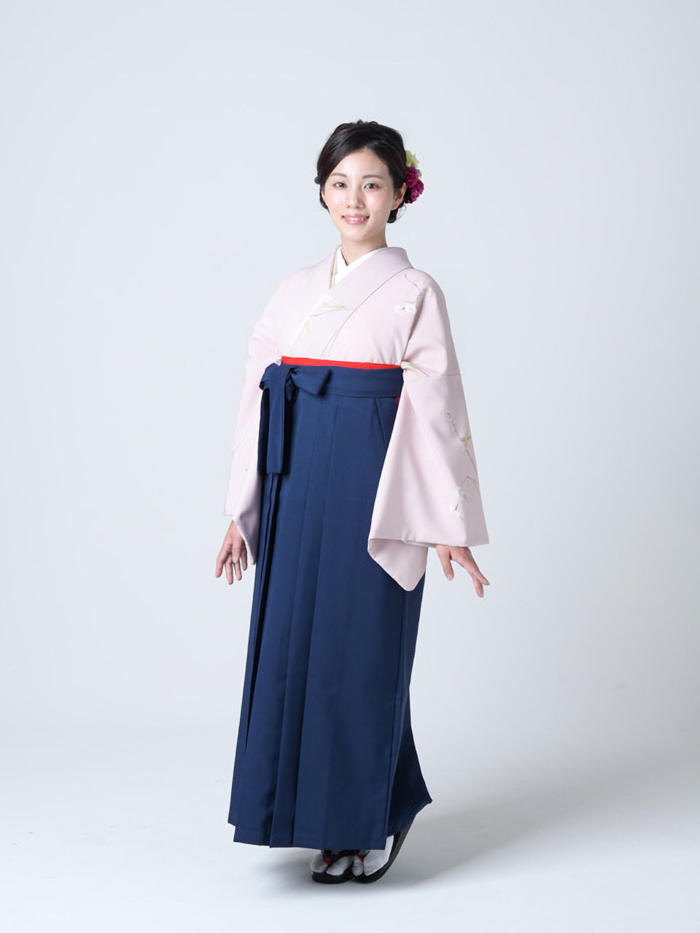 卒業袴姿の女性教員の全身