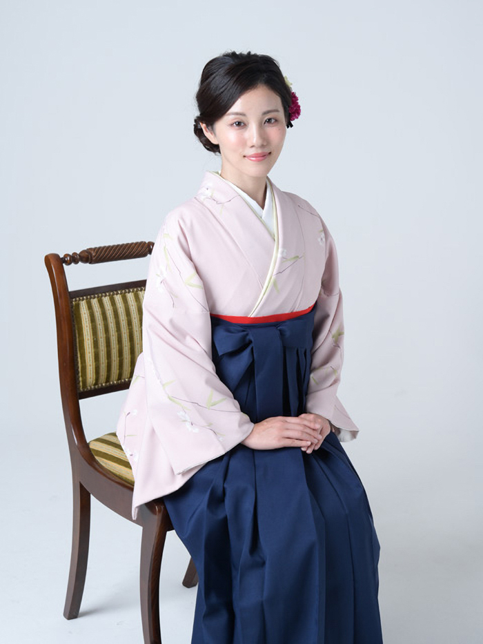卒業袴で嬉しそうな笑顔の女性