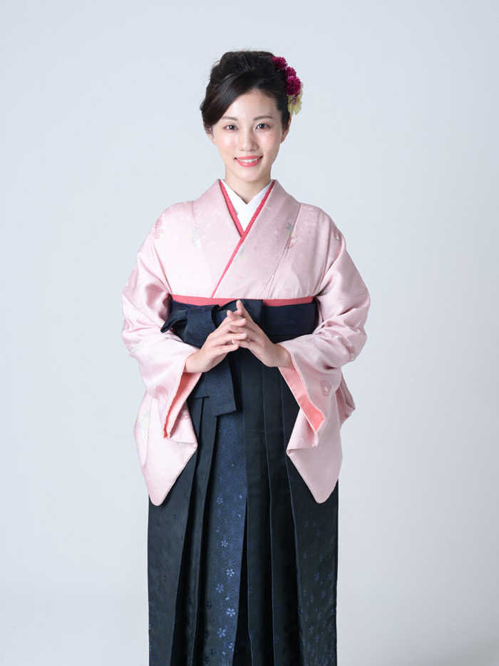 後ろ姿の卒業袴の女性