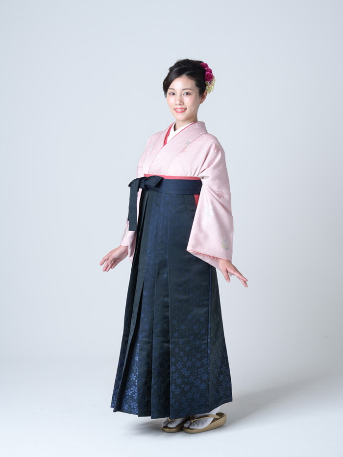 卒業袴で嬉しそうな笑顔の女性