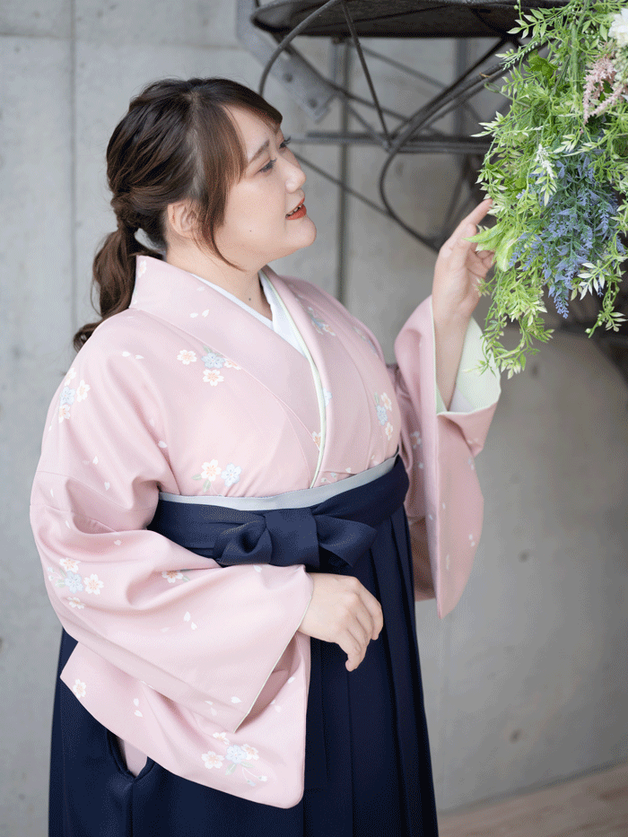 ふくよかな先生の卒業式での立ち姿