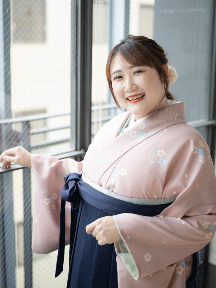 後ろ姿の女性教員