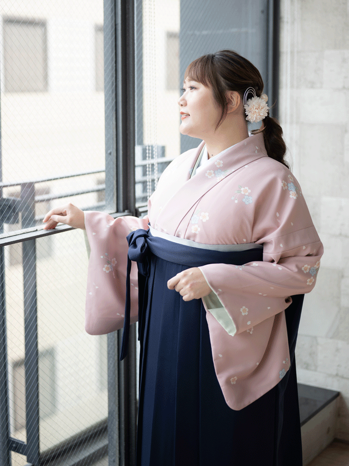 卒業袴で嬉しそうな笑顔の先生