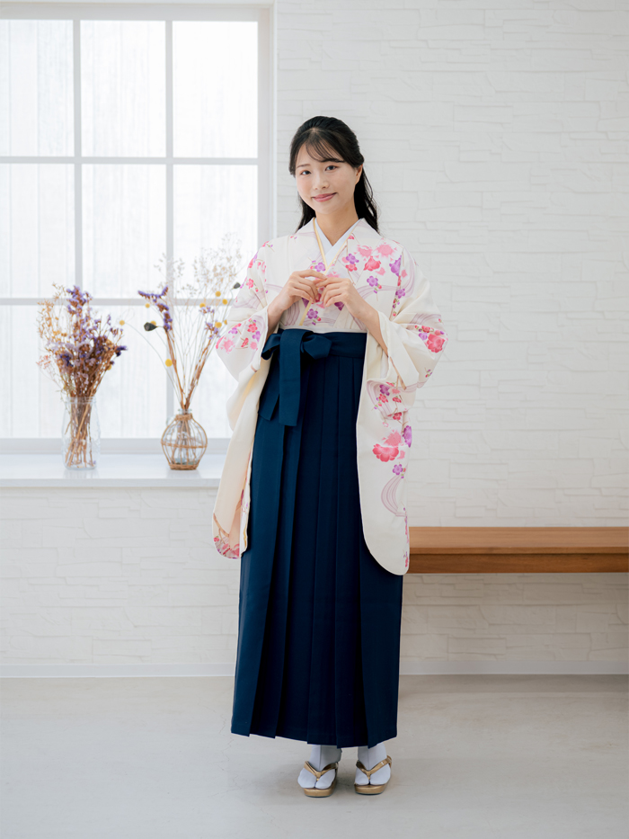 卒業袴で嬉しそうな笑顔の先生