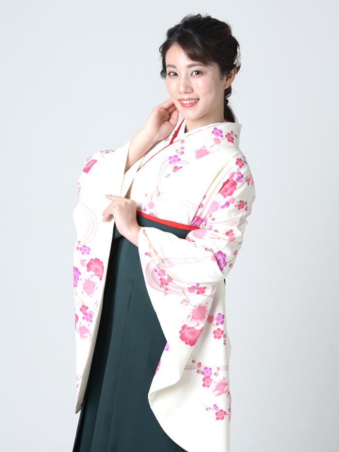 卒業袴で嬉しそうな笑顔の先生
