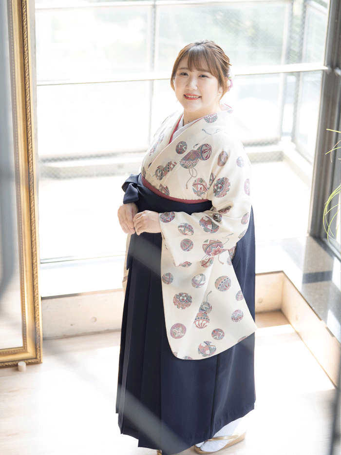 ふくよかな先生の卒業式での立ち姿