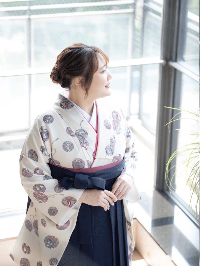 後ろ姿の女性教員