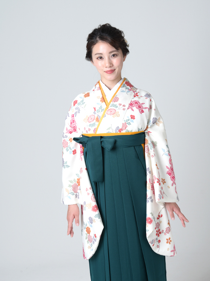 卒業袴で嬉しそうな笑顔の先生
