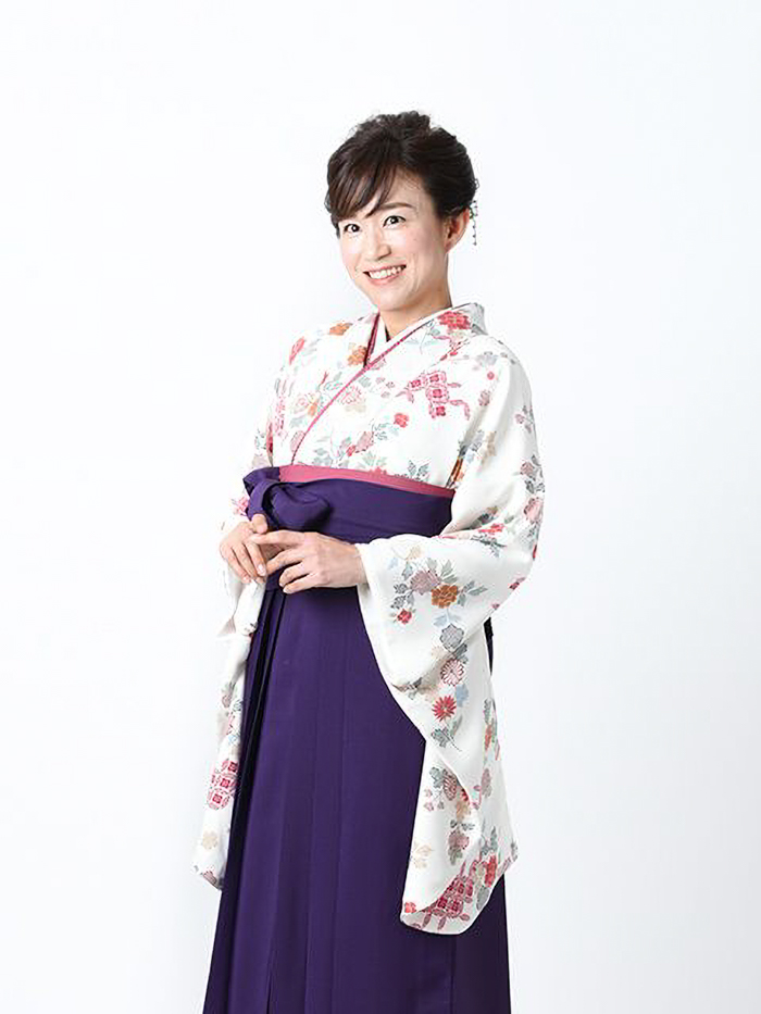 卒業袴で嬉しそうな笑顔の女性