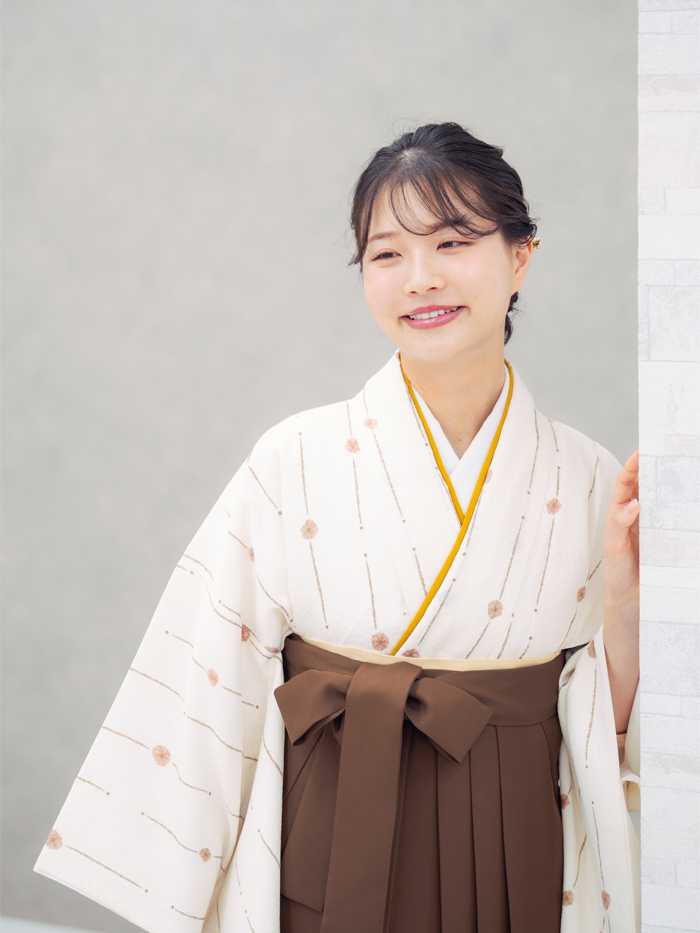 後ろ姿の女性教員