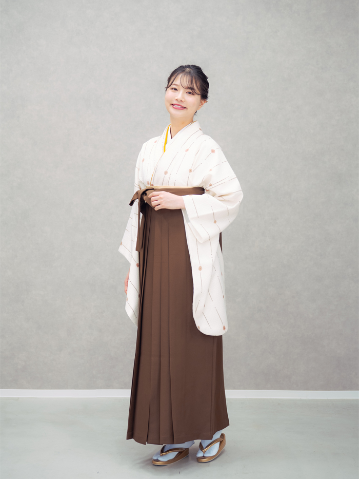 卒業袴で嬉しそうな笑顔の先生