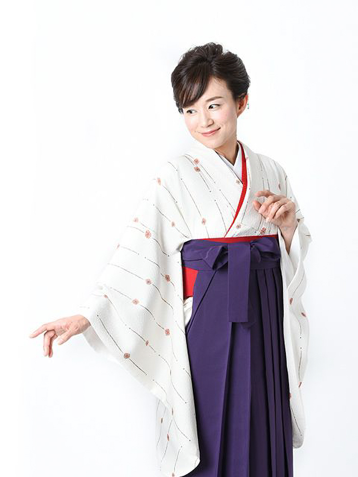 卒業袴で嬉しそうな笑顔の女性