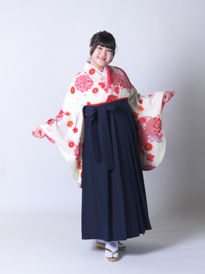 ふくよかな先生の卒業式での立ち姿