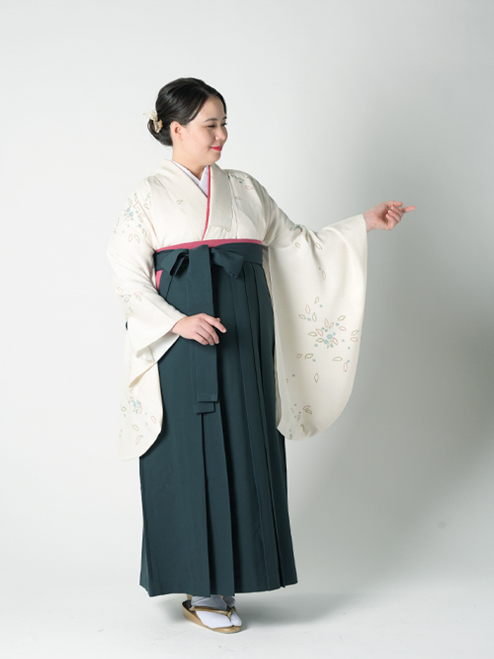 ふくよかな先生の卒業式での立ち姿