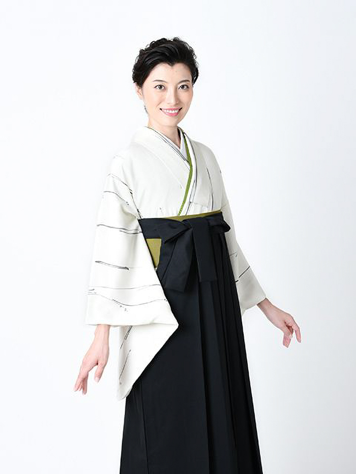 黒地　卒業式　袴　Mサイズ 袴レンタル｜卒業式｜プラスサイズ 17号～33号｜黒地 ロマン桜＋