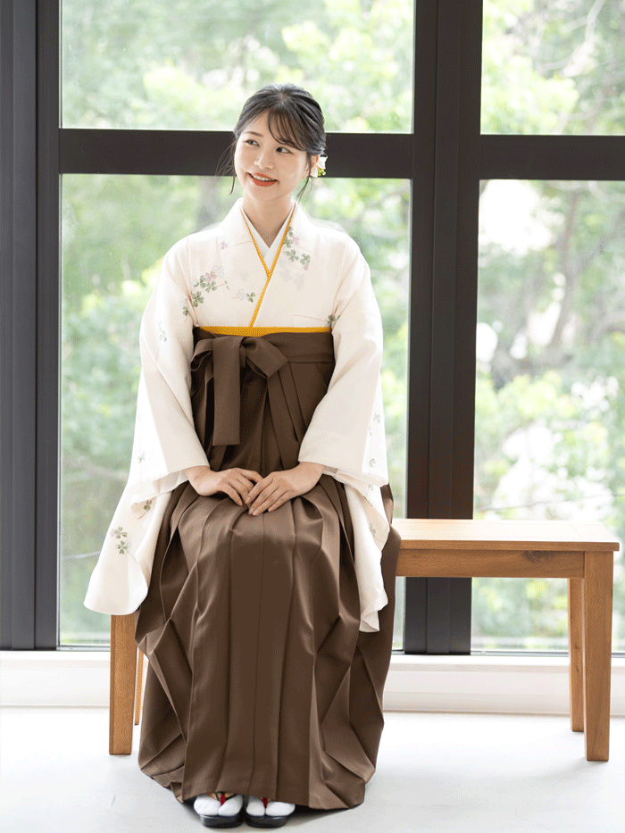 後ろ姿の女性教員
