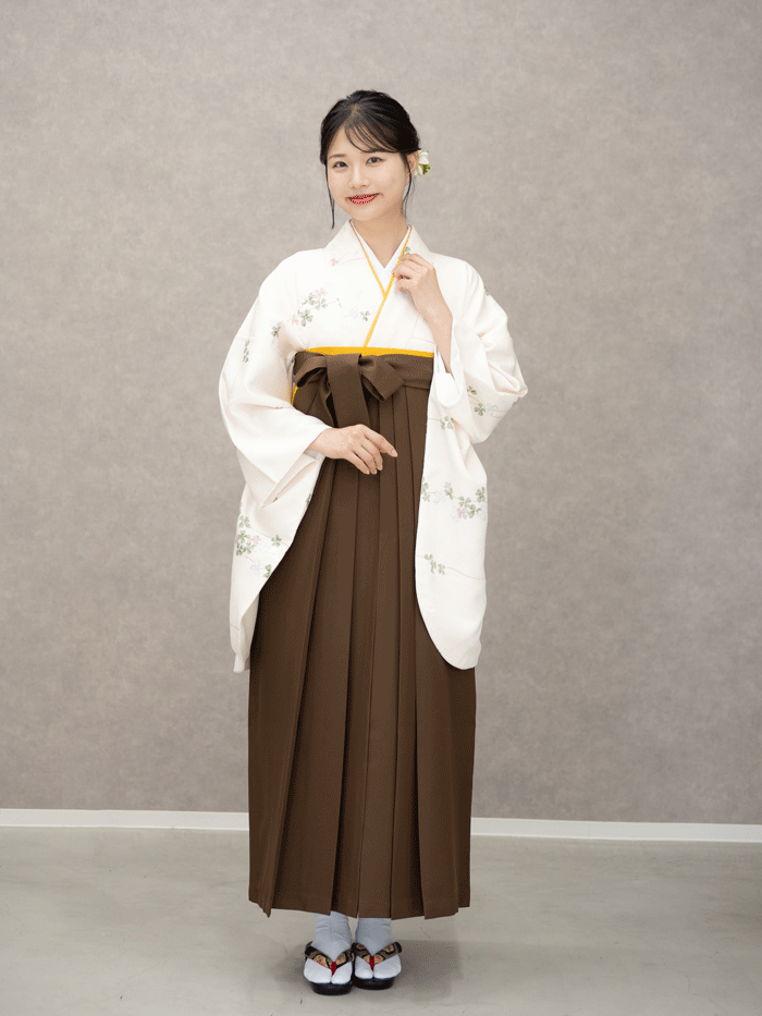 卒業袴で嬉しそうな笑顔の先生