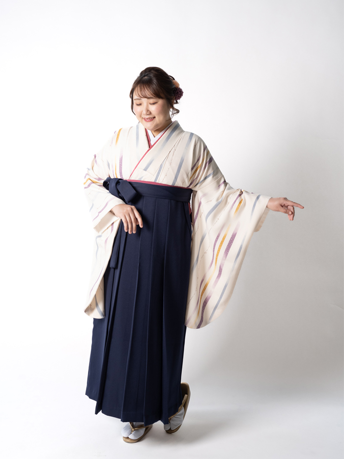 卒業袴で嬉しそうな笑顔の先生