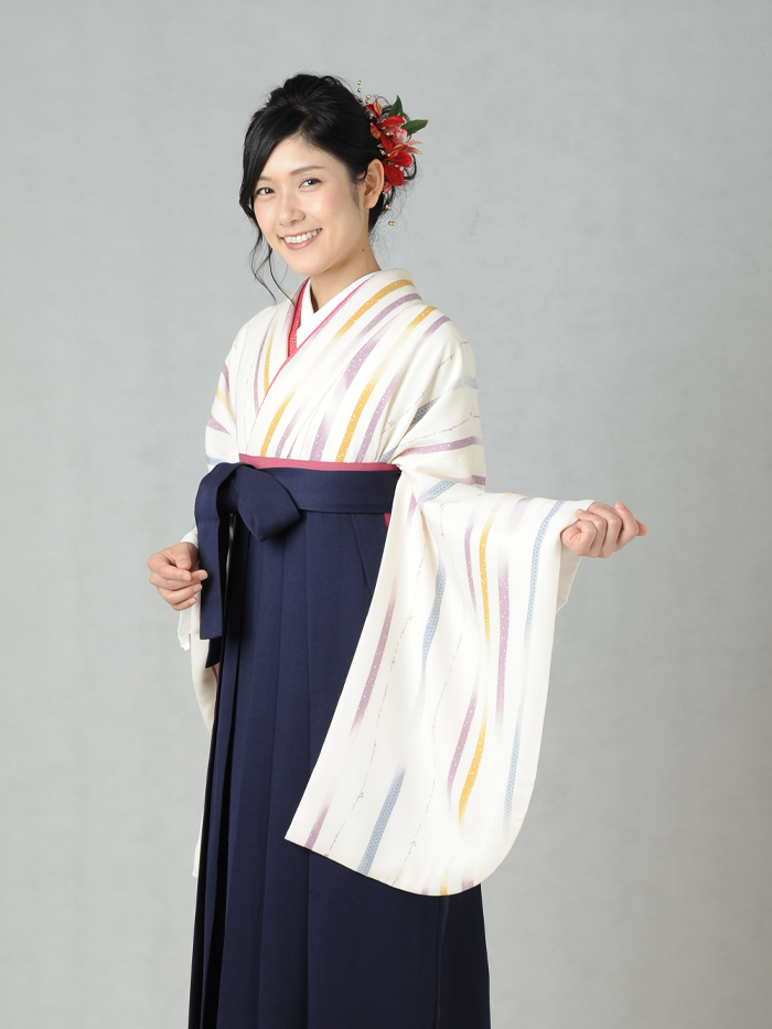 卒業袴姿の女性教員の全身