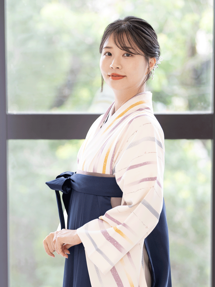 卒業袴姿の女性教員の全身