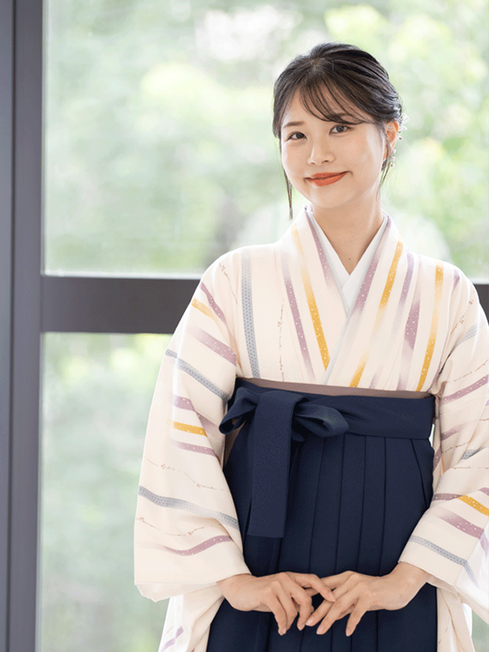 後ろ姿の女性教員