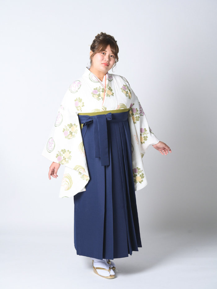 ふくよかな先生の卒業式での立ち姿