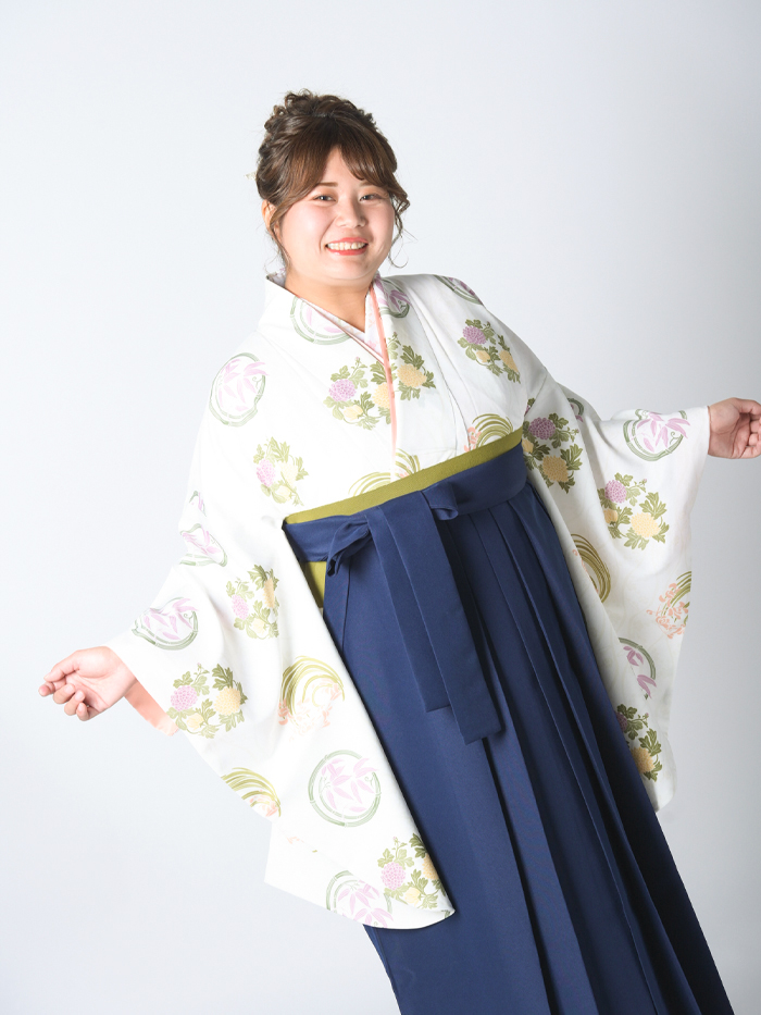卒業袴で嬉しそうな笑顔の先生