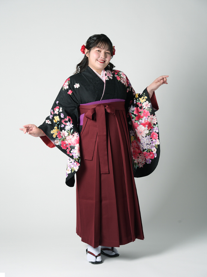 ふくよかな先生の卒業式での立ち姿