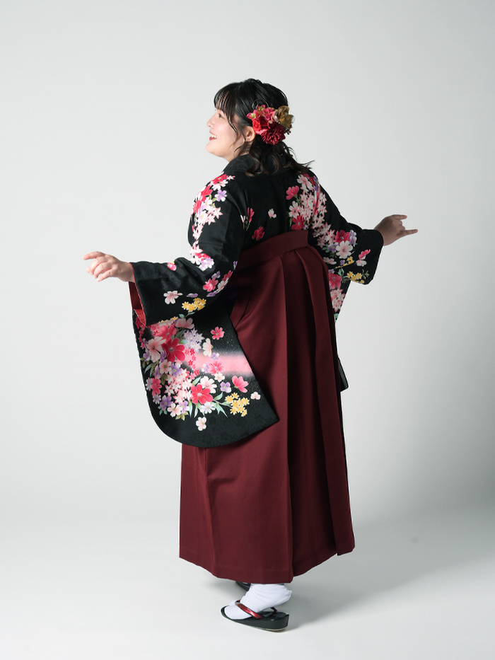 後ろ姿の女性教員